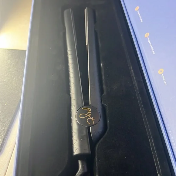 !BRAND NEW! Pretty Young Thing Hair Straightener
